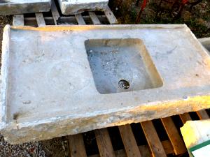 GRAVED WHITE STONE SINK FROM CASSIS. 19th CENTURY.