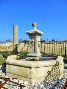 PROVENCAL CENTRAL FOUNTAIN IN WHITE NATURAL STONE.