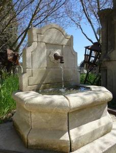  FONTAINE EN PIERRE BLANCHE DE PROVENCE. 